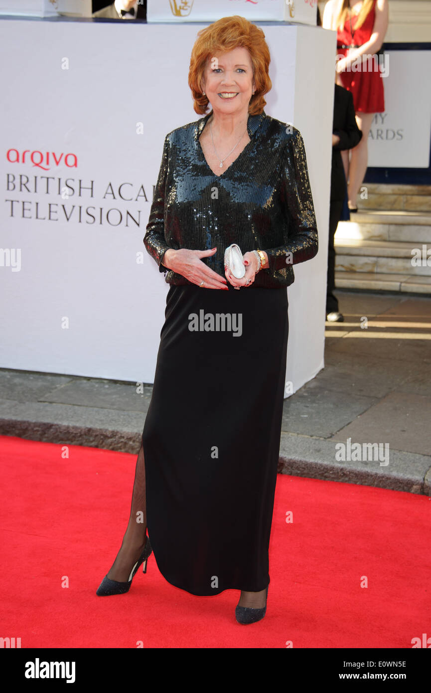 Cilla Black arrive pour les British Academy Television Awards. Banque D'Images