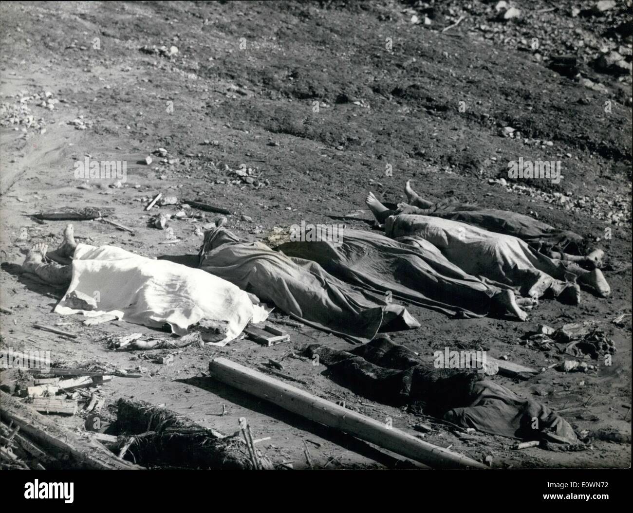 10 octobre 1963 - Théâtre de la catastrophe du barrage italien, vestiges du village de Longarone : Il est à craindre que quatre mille personnes ont perdu la vie lorsqu'il fait partie de l'8,00 ft. Le mont Toc s'écrasa dans l'énorme barrage de Vaiont près de Venise-envoi des millions de tonnes d'eau s'écraser à travers la ville de Longarone et les villages environnants. Banque D'Images