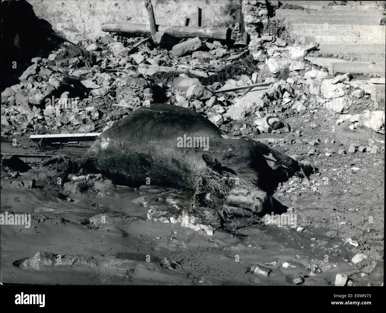 10 octobre 1963 - Théâtre de la catastrophe du barrage de ruines d'une église à Longarone : Il est à craindre que quatre mille personnes ont perdu la vie lorsqu'une partie de la 6,oooft Mont trop s'écrasa dans l'énorme barrage près de Venise, Vaicnt-seding des millions de tonnes d'eau s'écraser à travers la ville de Longarone et les villages environnants. Banque D'Images