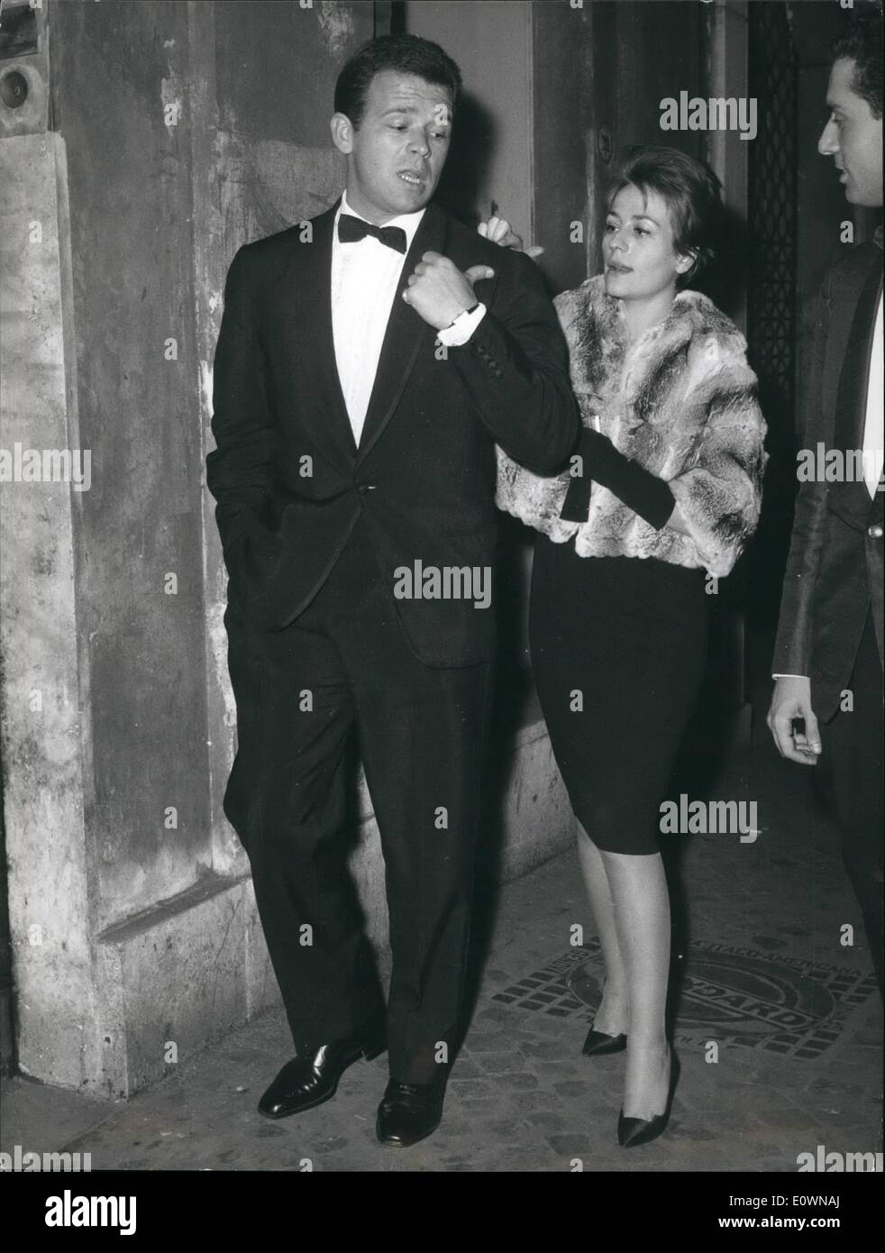 10 octobre 1963 - Hier soir, dans un grand théâtre romain a eu lieu l'exécution d'American film ''odoma et Gomorra'' le film qui est en fait au centre de commentaire critique par une ligue religieuse. présenter les acteurs qui ont pris part dans le film comme principaux interprètes. La photo montre l'acteur italien Renato Salvatori et sa femme l'actrice française Annie Girardot. Banque D'Images