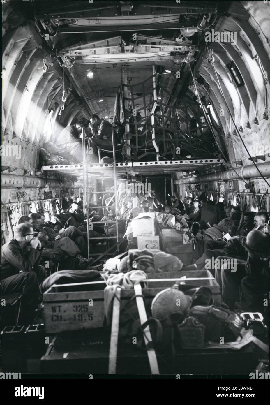 10 octobre 1963 - ''Big Lift'' le plus grand air transport de troupes de l'armée dans l'histoire allait bien. Tarif horaire, la grande statue d'avions commencé depuis les aéroports à proximité de Fort Hood au Texas pour le vol au dessus de l'Atlantique. Chaque avion Hercules a obtenu deux ponts volants qui donnent à manger à plus de 100 hommes. La photo montre la vue sous forme de statue de l'armée au cours de la Vol de transport. Banque D'Images
