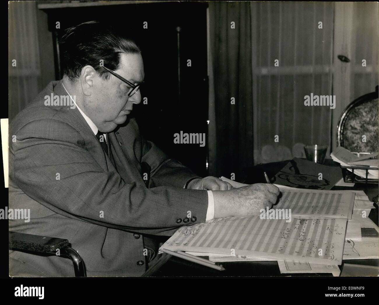 12 décembre 1963 - composer Darius Milhaud retour à Paris : de retour des Etats-Unis où il vit la majeure partie de l'année, le compositeur français Darius Milhaud est de retour dans son appartement parisien où il travaille sur un commando Cantate à la radio. Les paroles de son Cantate seront des extraits de l'encyclique XXIII du pape Jean ''Pace dans teIS''. La photo montre Darius Milhaud composer chez lui à Paris. Banque D'Images