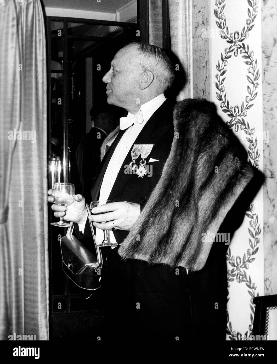 Dec 12, 1963 ; Londres, Angleterre, Royaume-Uni ; M. BJORNSSON d'Islande et un membre de l'Overseas Co. vu à un dîner au club danois de l'Hôtel Dorchester à Londres avec une fourrure sur son épaule Banque D'Images