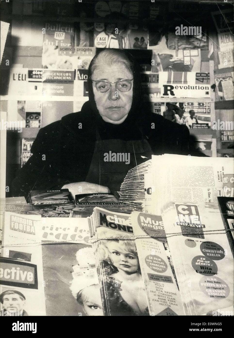 Le 20 décembre 1963 - 65 ans, Denise Morin a eu un kiosque à journaux sur l'avenue Marceau pendant 15 ans. Mais son boutenniere est décorée avec un ruban rouge et bientôt cette ribon sera remplacée par une rose. Mme Morin ou ''Meme'' comme certains clients l'appellent familièrement est promu au grade d'officier de la Légion d'honneur. Engagé en 1942, avec son mari et sa fille, dans l'effort de résistance contre ''Vengeance-Action, elle a servi comme officier de liaison et abritait plusieurs alliés militaires. Dénoncé en 1944, ainsi que sa fille et son mari, elle a été déportée à Ravensbruck Banque D'Images