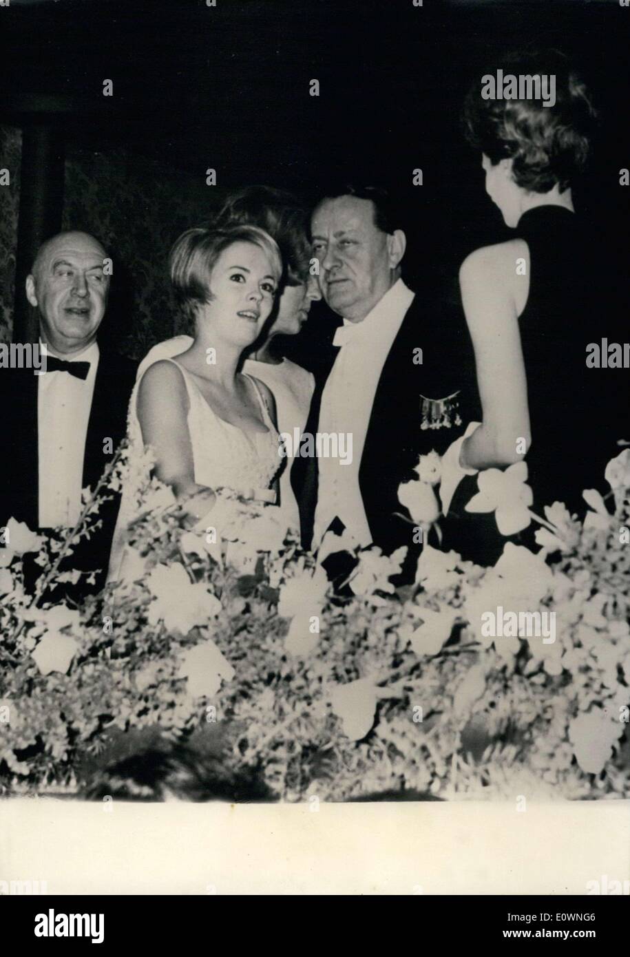 Le 20 décembre 1963 - Voici Otto Preminger, Jean Seberg, et ministre des Affaires Culturelles André Malraux lors de la première du film. Banque D'Images