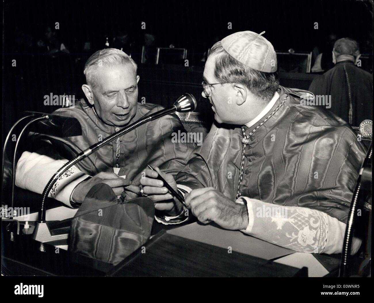 18 oct., 1963 - Quelques évêque et Grand Prêtre représenté au cours de cette session du Conseil oecuménique du matin dans l'église Saint Pierre. Le Cardinal Lercaro et Cardinal Doepfner. Banque D'Images