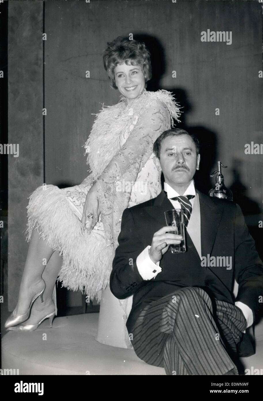 01 janvier 1964 - Maria Shell aura jouer ''Caroline'' sur la scène parisienne : Movie star Maria Shell fera ses débuts sur la scène parisienne au Théâtre Montparnasse Gaston Baty, dans une pièce adaptée par Pol Quentin de Somerset Maugham's ''Caroline''. Le jeu réalisé par co-star Michel Vitold, vous apprendra à '''Caroline'' (Maria Shell's part) qu'une femme n'est jamais tant désiré que lorsqu'elle n'est pas accessible. Le lieu et l'heure sont Londres en 1925. Photo montre Maria Shell et co - star Michel Vitold pendant les répétitions de '''Caroline" Banque D'Images