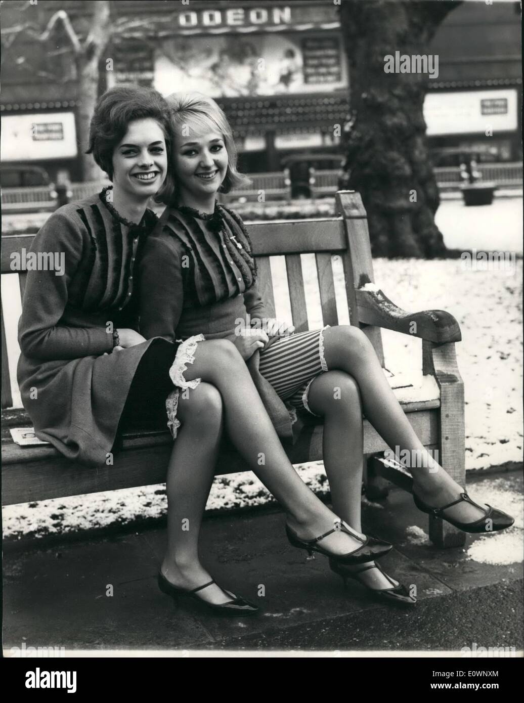 01 janvier 1964 - la Caravelles. Avec leurs Pantaluons. Se préparer à la visite aux États-Unis.: L'équipe de chant pop des Caravelles comprenant lois Winkinson (19) et Andrea Simpson préparainh pour leur départ pour les États-Unis vous n'avez pas à être un bébé à pleurer . est maintenant dans le top dix de la carte de la pop américaine. Lois et Andrea essayaient leur nouveau lingeris américain froid-temps. Longueur genou, dentelle pantaloons en nylon. Keystone photo shows. L-R. Andrea Simpson et lois Wilkinson sont assis sur la place lecester. Ils sont équipés de leurs nouveaux pantaloons aujourd'hui. Banque D'Images