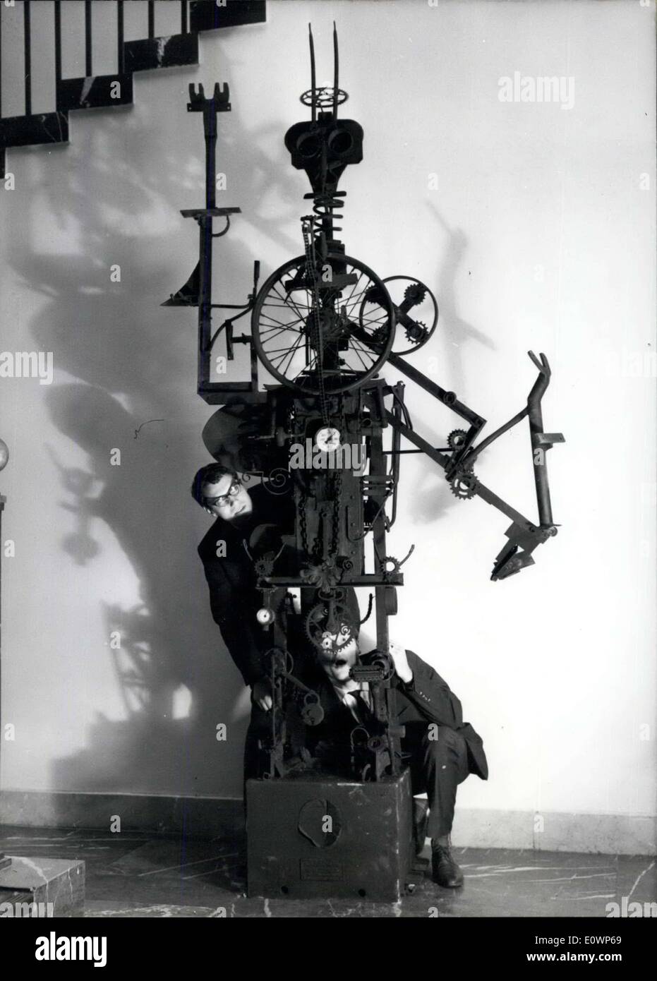 08 nov., 1963 - Les oeuvres de création d'art et d'pseudoart.. sont à voir dans la ''Autum-Saloon 63'' à Munich. Il s'agit d'une exposition de la libre des artistes allemands et lieu du 8 novembre au 17 novembre à la Chambre d'art l'un des plus originaux de l'art-works est ce ''Sculpture avec le titele'', ''Le Grand Frère''-il est constitué de parties de bicyclettes, de vitesse, de fourches et de pelles et doit symboliser le robot-comme de notre vie. Le créateur est forme sculpturist Berlin, son nom est Heinz Otterson. Banque D'Images