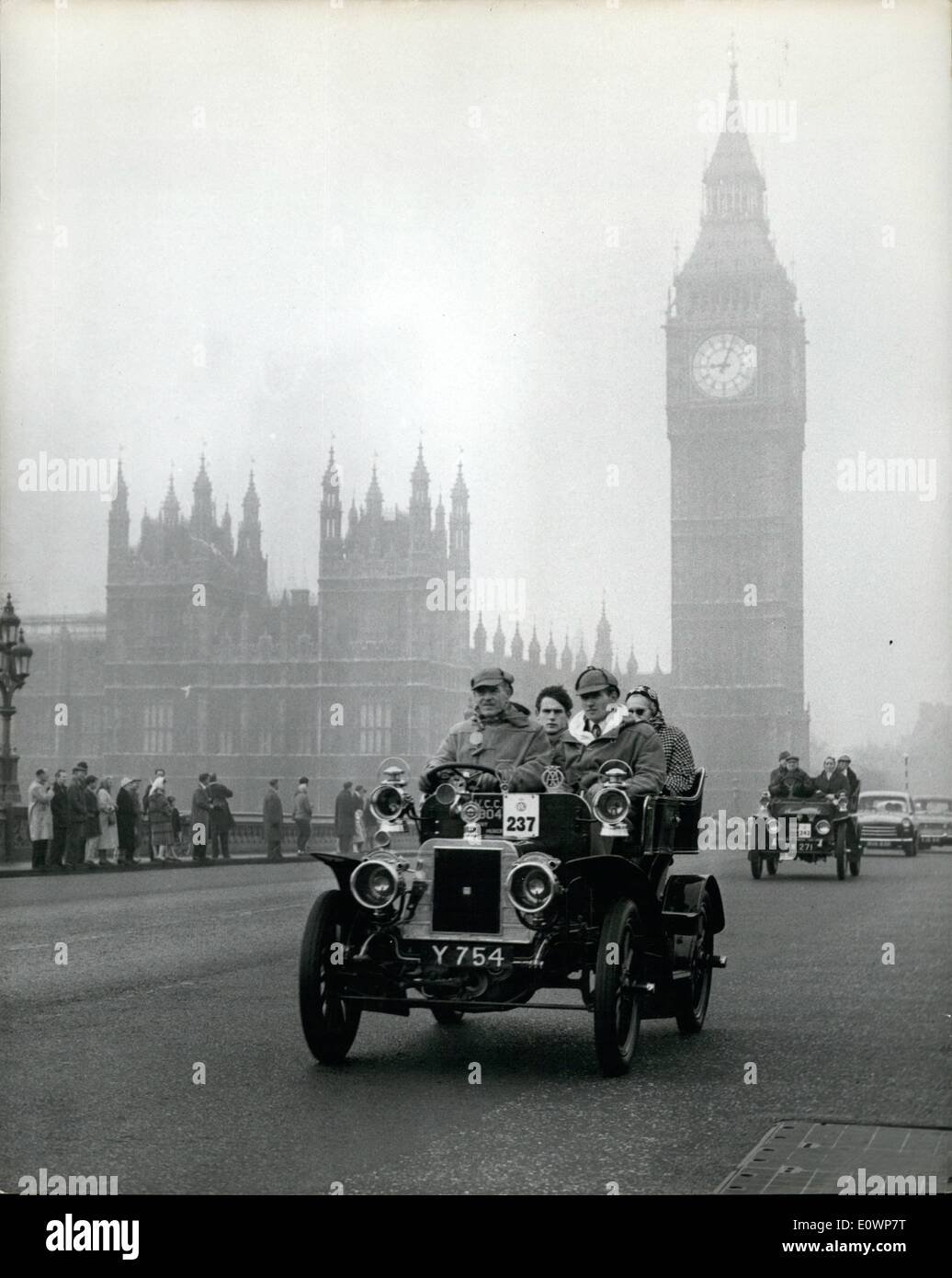 11 novembre 1963 - La 67e voiture vétéran annuel Run To Brighton de Hyde Park : la 67ème course de voiture vétéran a eu lieu aujourd'hui à la belle saison. Ils commencent de Hyde Park à environ 8 heures, beaucoup de vieilles voitures ont pris part. La photo montre la vue sortir sur Westminster Bridge ce matin est un 1904 Tony Huber 12 h.p. conduit par M. E.J. Wilde. Banque D'Images