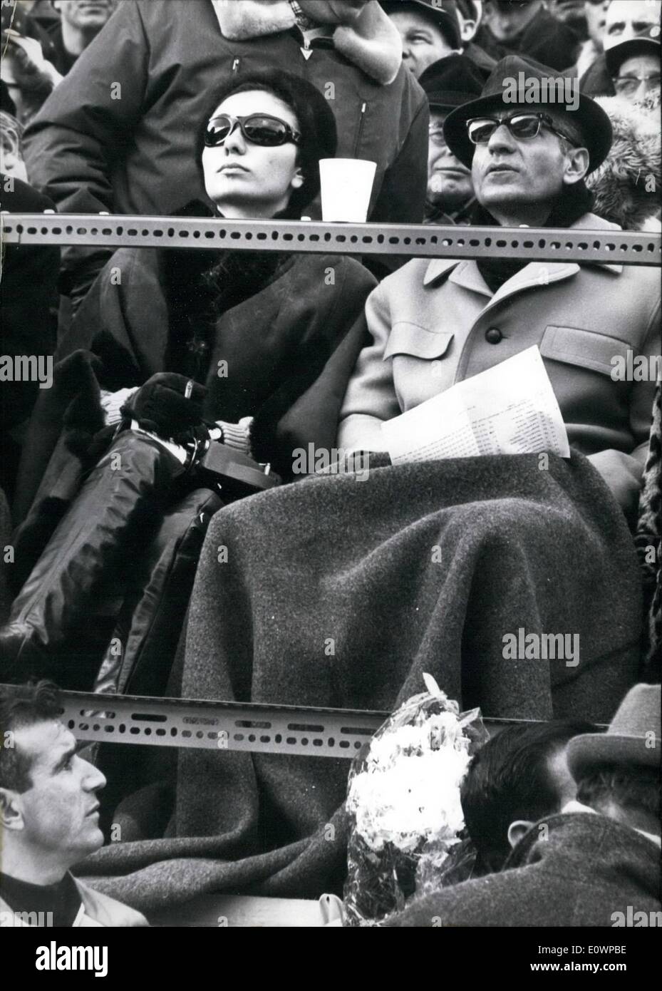 01 janvier 1964 - Les clients de la célèbre colline de saut normal. Vous Farah Diba et le Shah de Perse avaient hâte à la recherche sur les épreuves olympiques de ski à. Soldat de l'Armée de terre Enteracting avec population de Kabylie Banque D'Images