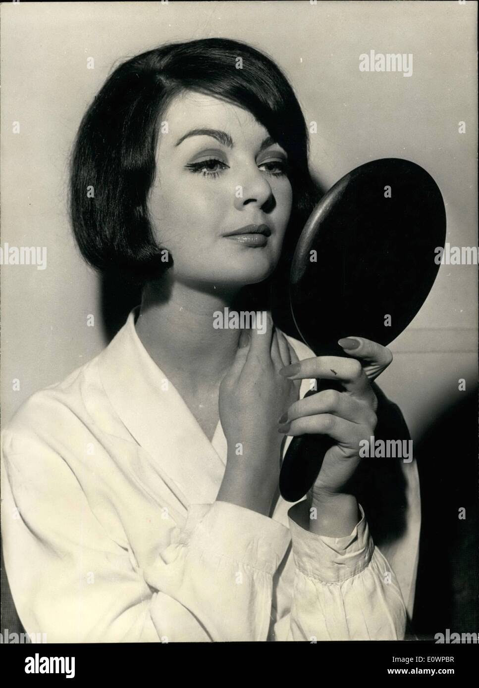 Une jeune fille anglaise en 1964 Banque de photographies et d’images à