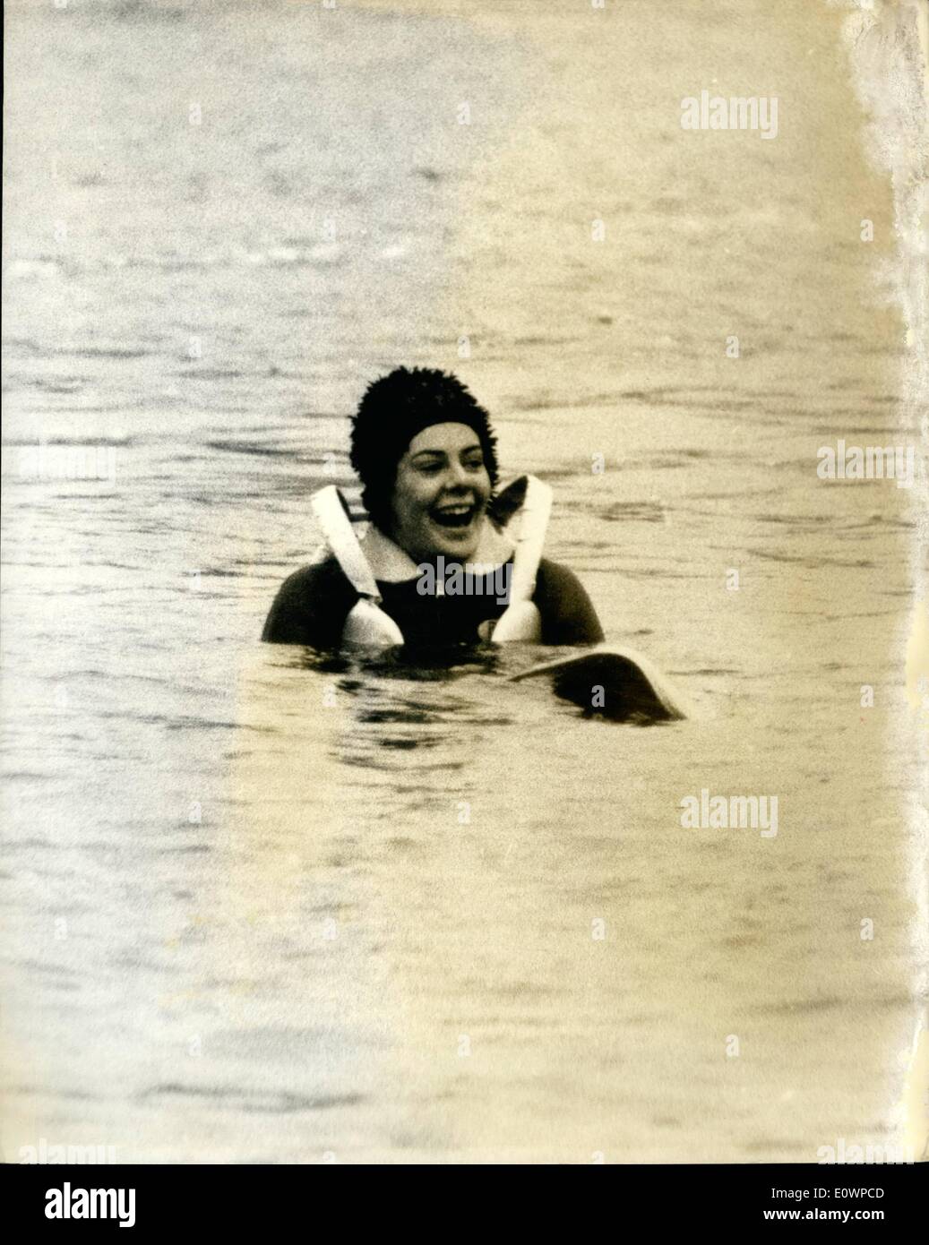 01 janvier 1964 - Belle journée pour un dip : Malgré le temps hivernal qui étaient presque assez pour geler le spray, 14 concurrents, dont 4 femmes, s'est avéré à Rickmansworth Aquadrome hier pour le premier hiver Championnats du Monde de Ski de l'eau britannique. Photo montre bien qu'elle est jusqu'à son cou dans l'eau ici, 24 ans Anne ols Wilton a gagné le Slalom femmes événement. Banque D'Images