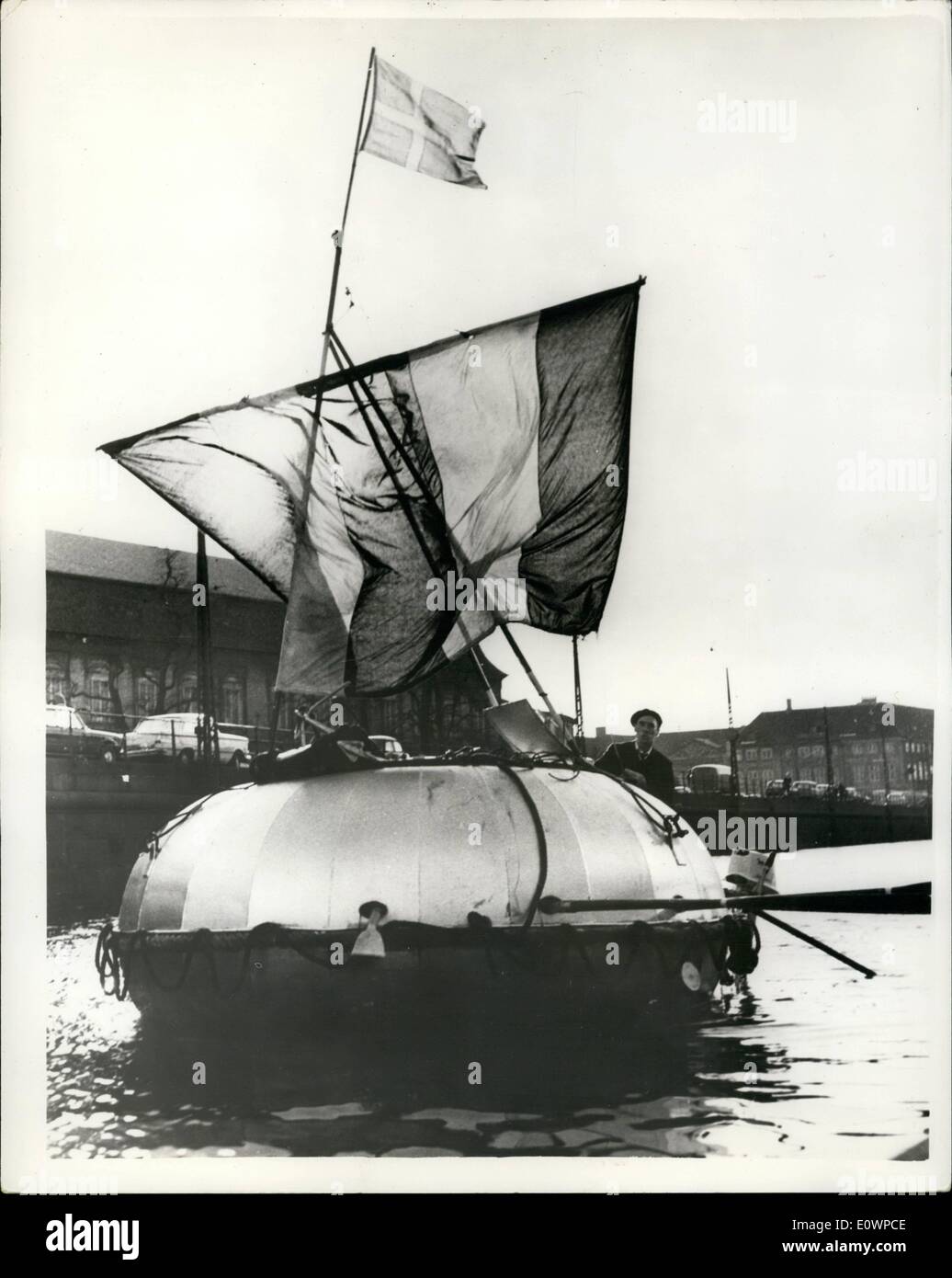 01 janvier 1964 - New Danish ''Life'' Cabine arrière : Manœuvrier Sorensen de Copenhague a conçu et construit un nouveau chalet de la vie qu'il prétend est une amélioration d'un des radeaux classiques. Sa cabine peut fonctionner avec des voitures, qui lui permettent de s'éloigner de l'épave d'un navire immédiatement, puis les voiles peuvent être définis, et il y a également un moteur hors-bord. Un autre avantages est que le chalet, qui peut être de contenir 20 personnes, est fermé en, donnant une protection supplémentaire et est construit en acier. Photo montre M. Banque D'Images