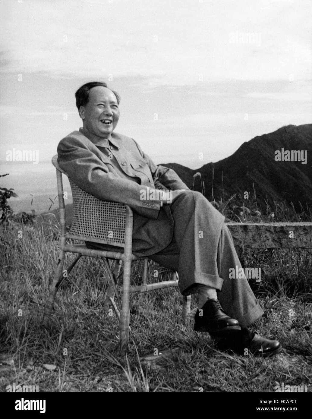 Mao Zedong assis près de l'eau Banque D'Images