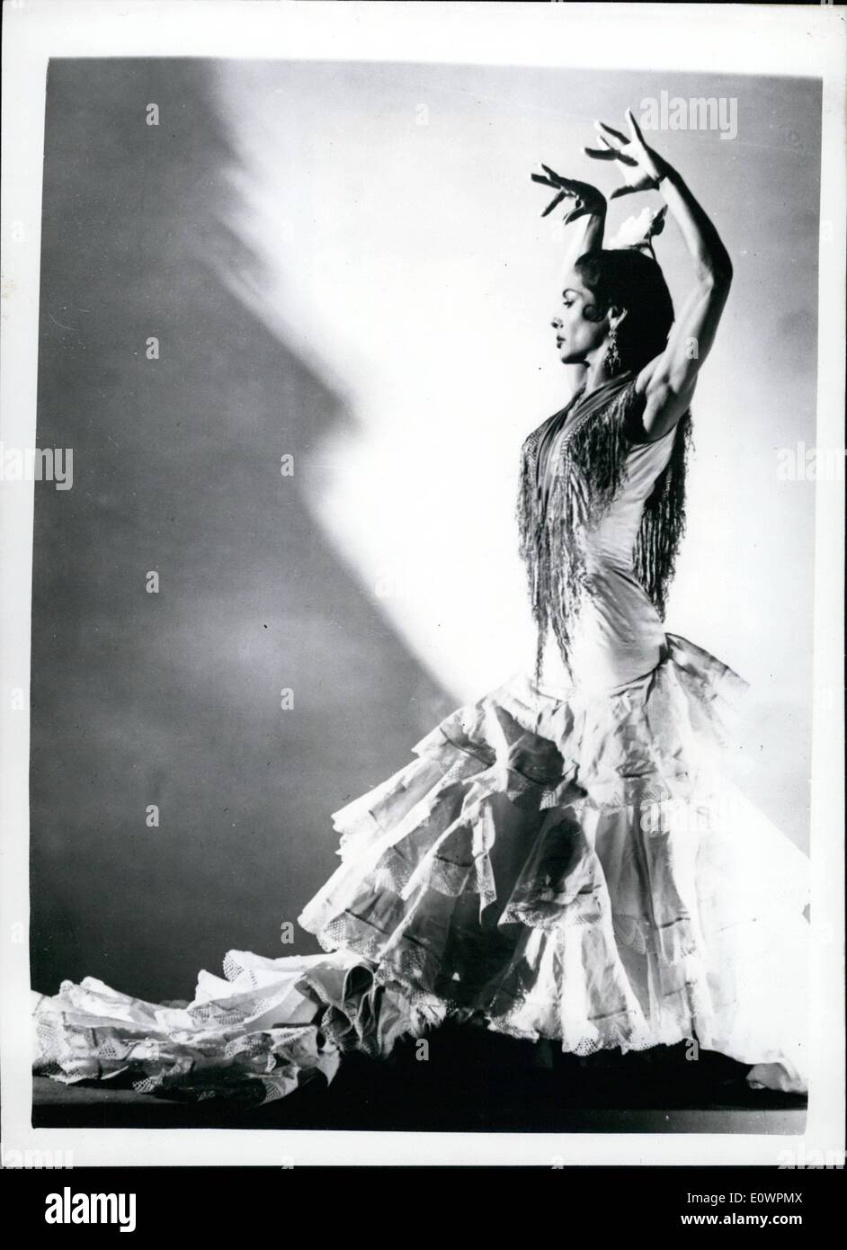 11 novembre 1963 - Carmen Amaya, reine du flamenco, est en train de mourir : la condition de la danseuse de flamenco de renommée mondiale Carmen Amaya empire, et elle a été amenée sa demande à son domicile à Bagur, Ear Gérone, où elle a déjà reçu la dernière perturbée depuis l'âge de 12 ans. La photo montre Carmen Amaya danser dans la photographie de Juan Gyenes. Banque D'Images