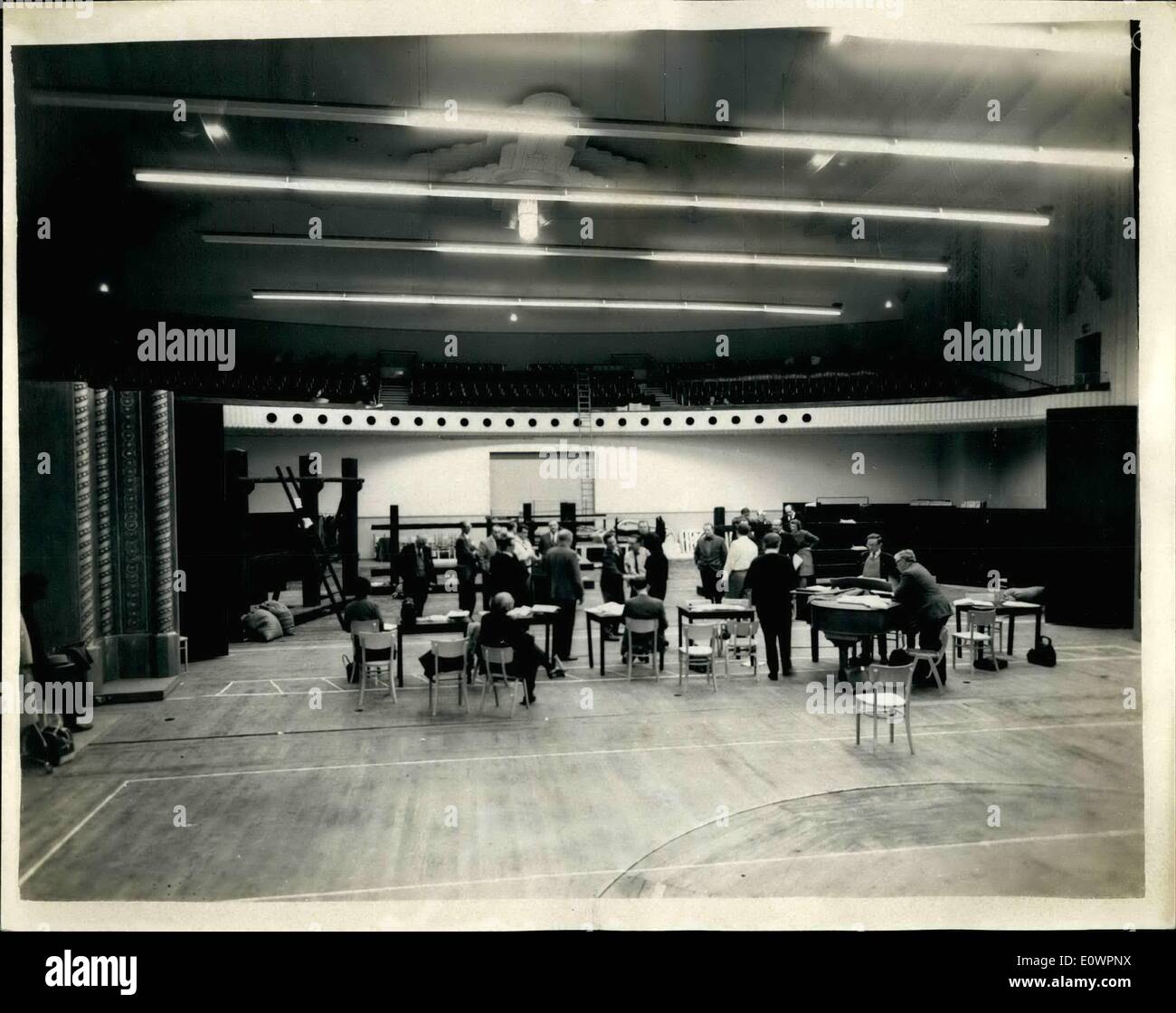 11 novembre 1963 - Le Centre d'opéra de Londres, il commence sa carrière comme une formation pour les Jeunes chanteurs d'opéra : l'Opéra de Londres Centre a maintenant commencé la carrière d'opera singers, entraîneurs, et comme une étape de répétition pour le Covent Garden Opera Company. Le centre était auparavant les locaux de l'ancien cinéma à Troxy Commercial Road, Stepney, une fois qu'un favori de les dockers et leurs familles, qui a maintenant été converti et repris par l'Opéra de Covent Garden, et parrainé par le Conseil des Arts Banque D'Images