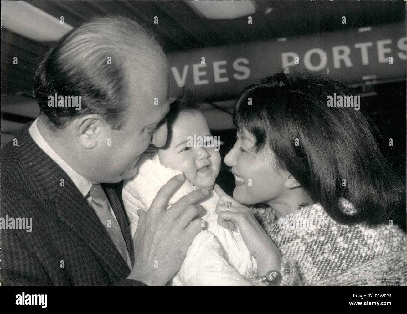 11 Novembre 1963 Keiko Kishi Reunion De Famille A Orly La Star Franco Japonais Keiko Kishi Est Arrive Ce Matin A L Aeroport D Orly A Paris Apres Deux Mois D Un Sejour