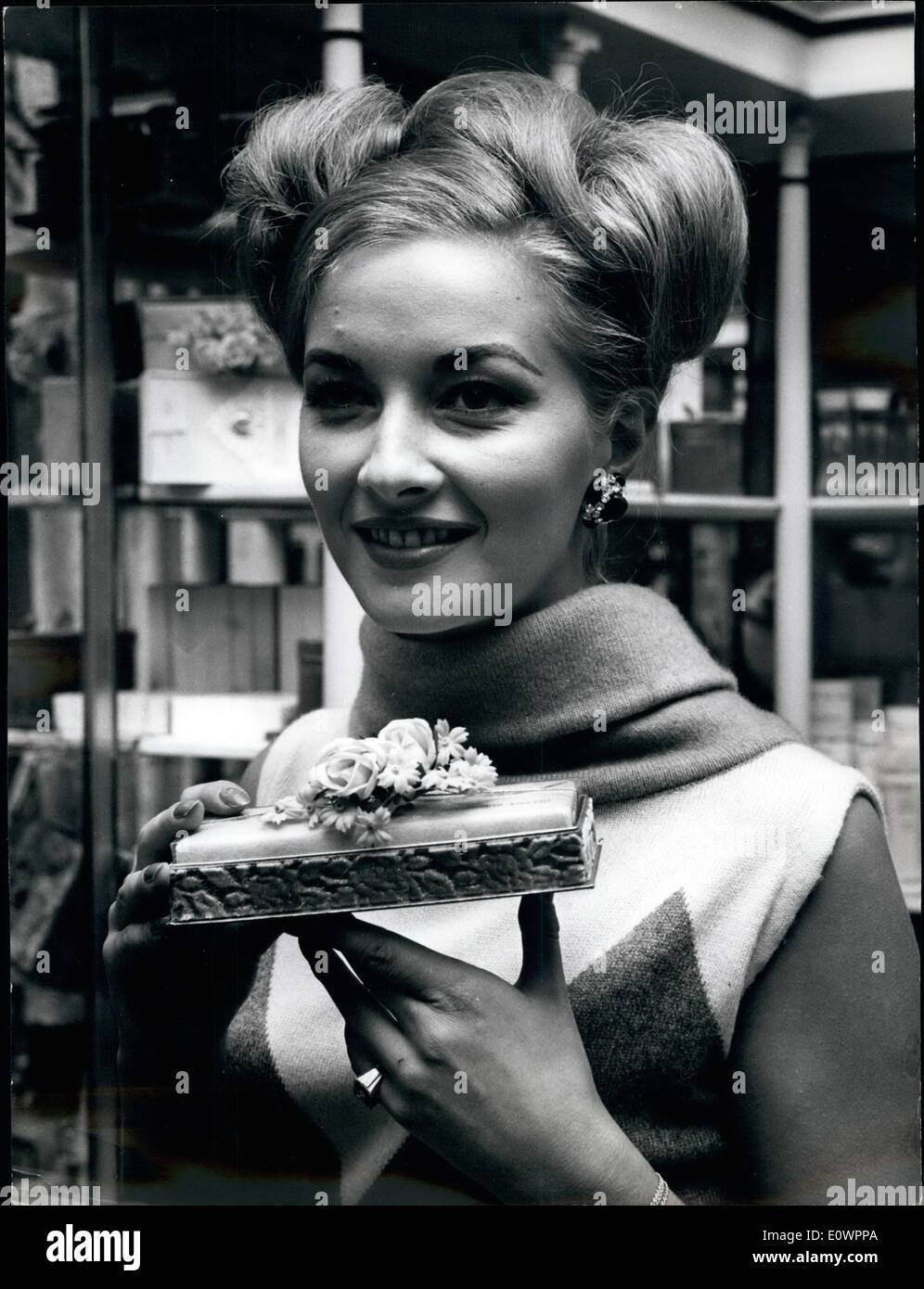 Novembre 11, 1963 - Daniela Bianchi le film italien actrice qui est revenu d'Angleterre, où elle était en train de filmer ''From Russia with Love'',posé à-jour pour notre caméraman lors d'une visite ? Pour renouveler sa garde-robe.Elle a nié à propos de son lien avec noble écossais elle a rencontré en Angleterre.''en fait - elle a dit - j'occupe uniquement de ma carrière - quelque chose pourrait se développer hors de lui,mais pour le moment je dis : ''No comments' Banque D'Images