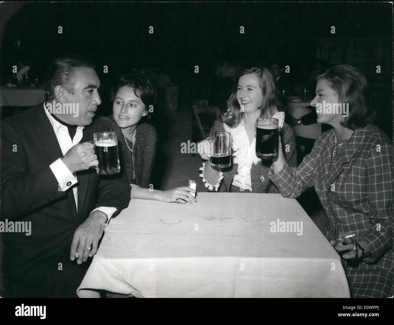 Novembre 11, 1963 - Rome, 9 novembre 1963- à la Cinecittà Rome's little Hollywood ; Ingrid Bergman, Anthony Quinn ; Irina Delich et autres acteurs qui participent au film ''Visiter'' a reçu et honoré tous les invités au cocktail party qui a eu lieu dans la ville de ''Guellen'' un peu toon re-construit dans les studios et où l'action du film a lieu. Banque D'Images