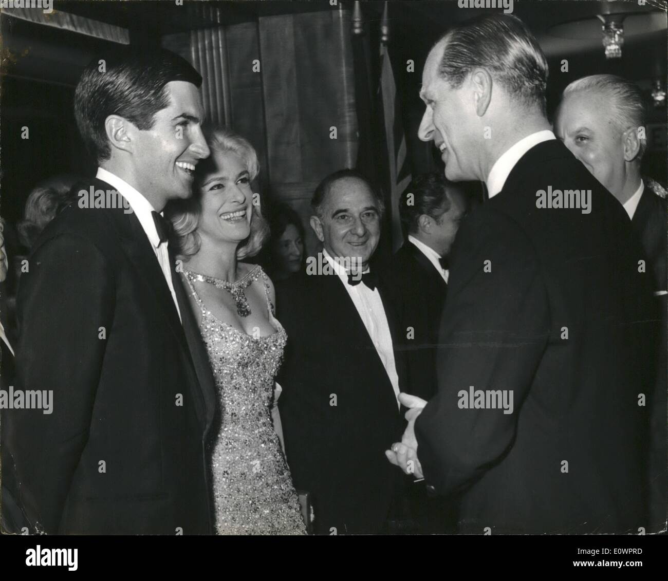 11 novembre 1963 - Le duc pour premiere des vainqueurs : La nuit dernière S.A.R. Le duc d'Édimbourg ont assisté à la première mondiale de la Banque D'Images