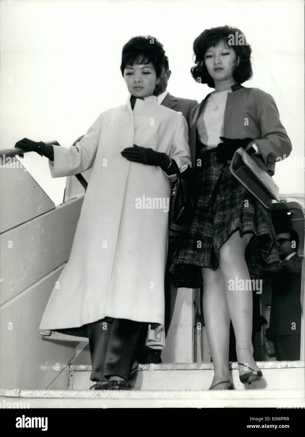 11 novembre 1963 - Madama Ngo Dinh Nhu arrive cet après-midi à Rome, à l'aéroport Fiumicino à partir de l'États-Unis, accompagné de sa fille Le Thuy, 17 ans,. Trois autres enfants de Madame Nhu sont à Rome depuis quelques jours. Banque D'Images