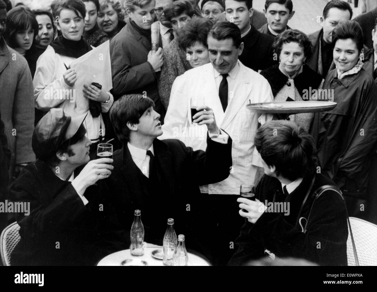 Les Beatles prendre un verre à Paris Banque D'Images