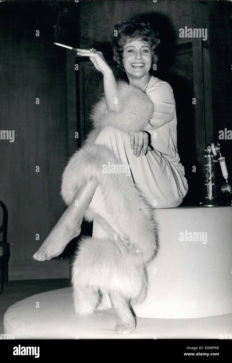 18 janvier 1964 - Maria Schell jouera ''Caroline'' sur la scène parisienne : Movie star Maria Schell fera ses débuts sur la scène parisienne dans une pièce adaptée par Pol Quentin de Somerset Maugham's ''Caroline''. Le jeu, réalisé par co-star Michel Vitold, vous apprendra à ''Caroline'' qu'une femme n'est jamais tant désiré que lorsqu'elle n'est pas accessible. L'heure et le lieu sont Londres en 1925. Photo montre Maria Schell habillé pour la partie de ''Caroline' Banque D'Images