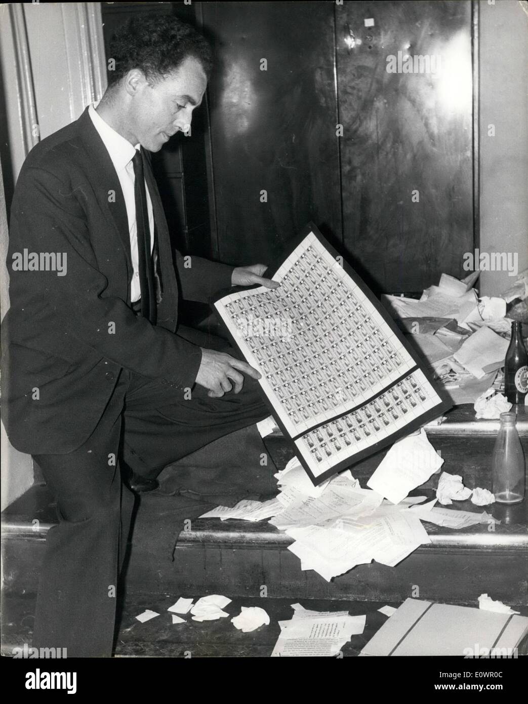 02 février 1964 - 100,00 timbres en RAID dans The Strand : des timbres rares d'une valeur de près de 100,000 ont été volés par un gang qui a fait irruption dans le bureau d'un grand marchand de timbres Strand à Londres la nuit dernière. Les raiders ont coupé deux coffres-forts contenant des centaines de timbres rares et historiques. Certains d'entre eux sont uniques, y compris une feuille de 120 timbres ferroviaires 1/9d de Nouvelle-Zélande émis l'année dernière avec leur valeur et leur couleur rouge omise, évaluée à environ 10,200. La photo montre M. Banque D'Images