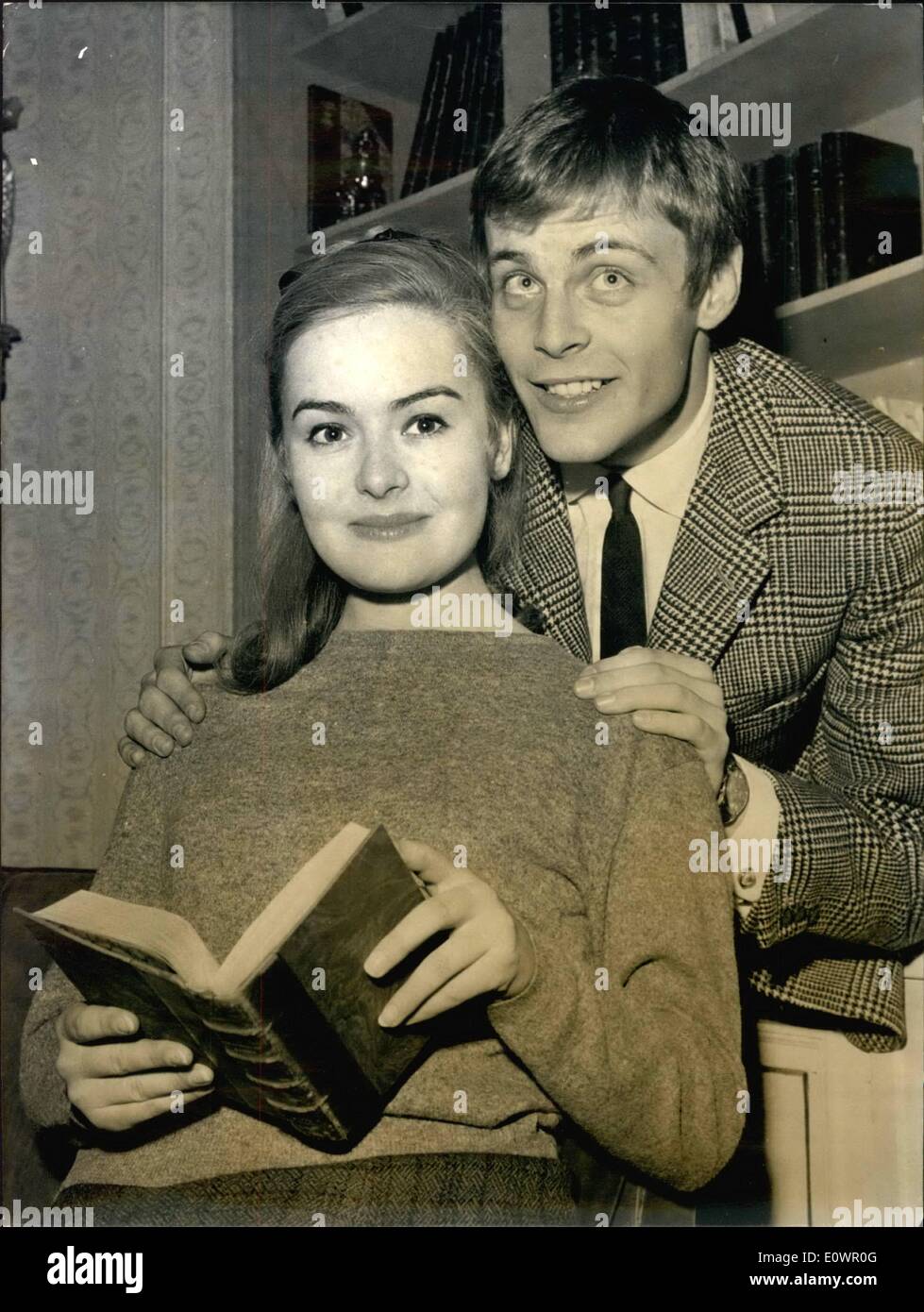 02 février 1964 - Mike Marshall, fils de l'actrice de film Michele Morgan, Plaus Sur la scène : Mike Marshall, le fils né Américain star de cinéma français Michele Morgan et acteur américain Bil Marshall, est en ce moment à répéter dans une nouvelle pièce de Marcel Mithois intitulé ''Croque-Monsieur''. Le jeune acteur a 19 ans, Annie starlette Singalia pour partenaire et des rumeurs veulent qu'ils portent dans la vraie vie leur stade de romance. Photo montre Mike Marshall et Annie Snigaliam, les jeunes étoiles de ''Croque-Monsieur' Banque D'Images