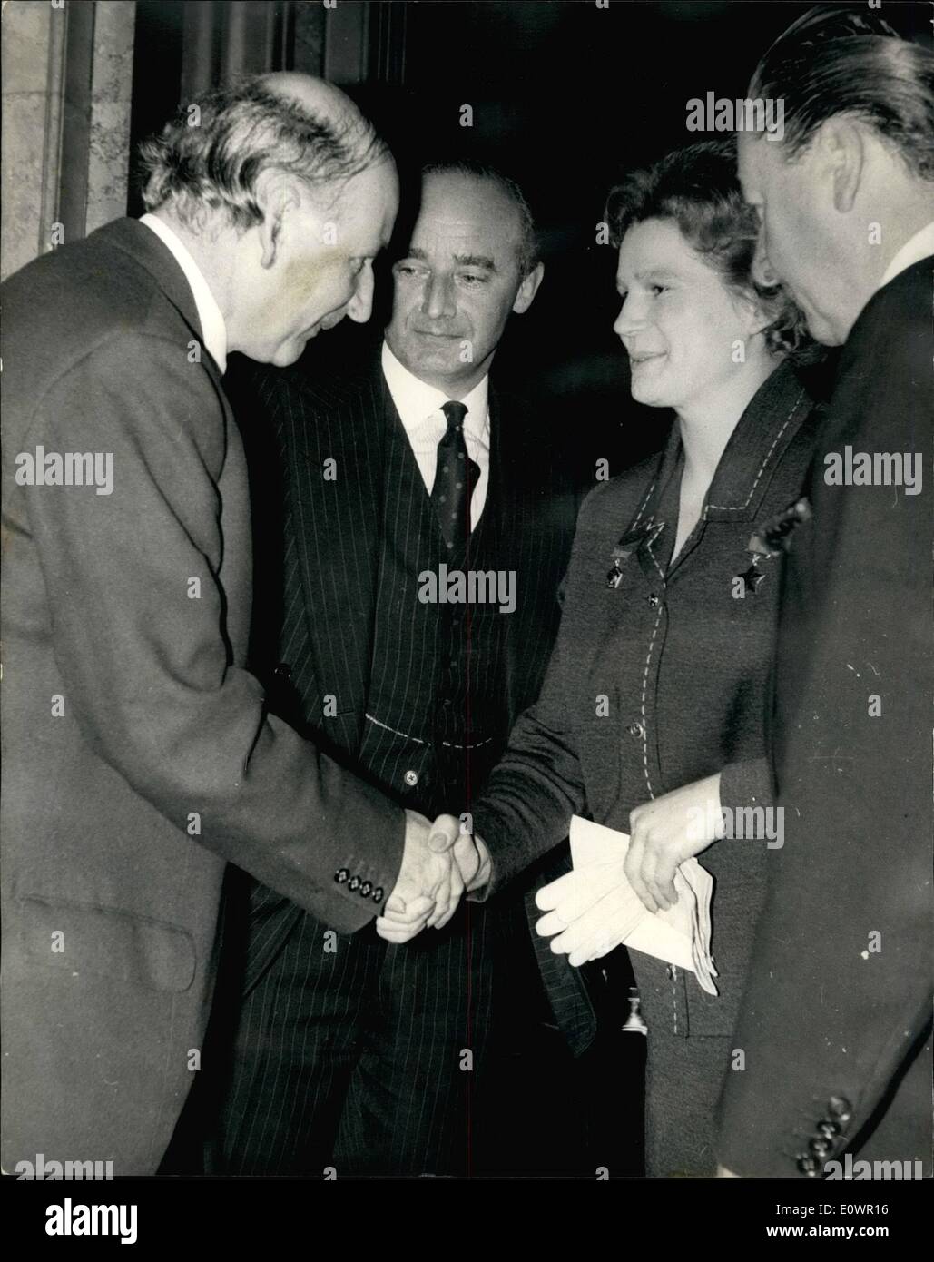 10 févr. 02, 1964 - Val Spacegirl va voir la reine, rencontre le professeur Lovell : la première femme dans l'espace, Valentina Terechkova de Russie, qui est venu à Londres pour une semaine de visite, est aujourd'hui avoir un avant-dîner audience avec la reine à Buckingham Palace, après quoi elle s'était amusé à un déjeuner par M. Amery, Ministre de l'Aviation. Photo montre lorsqu'elle est arrivée pour le déjeuner à Lancaster House, Valentina Terechkova a été introduit au Professeur Bernard Lovell qui ont aidé à suivre ses pendant son vol spatial de l'Jodreil radiotélescope Banque Banque D'Images