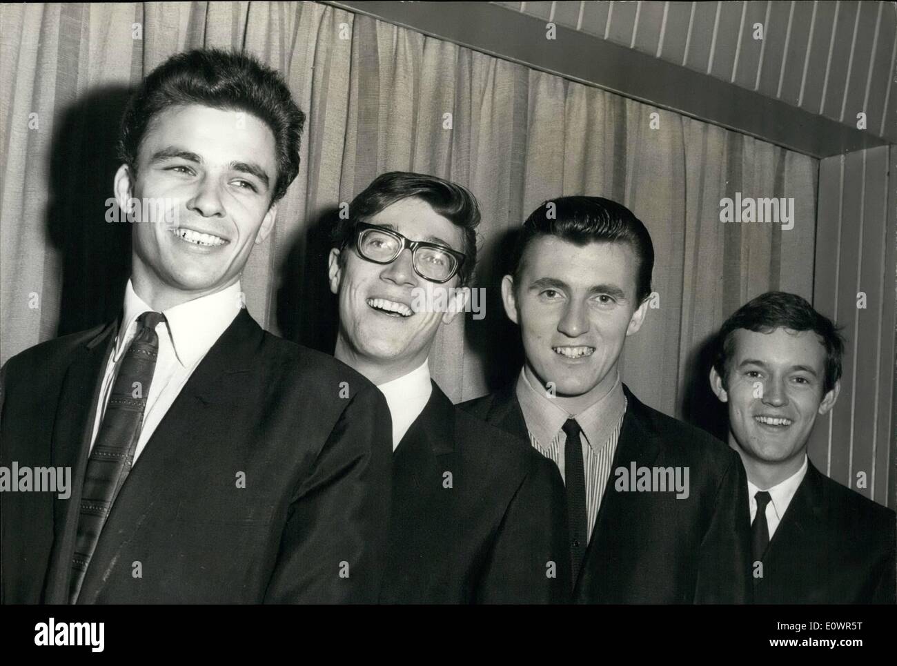 Novembre 11, 1963 - Nouvelle Ombre rencontre le groupe : 21 ans John Rostill a rejoint le célèbre ''Sombres'' le groupe en tant que bassiste à la place de Brian ''blocage'' Réglisse qui a laissé à l'appareil de plus de temps pour sa religion. John Rostill est un ancien élève de Rutlish School. Photo montre John Rostill (à gauche) rencontre le reste du groupe (de gauche à droite) Hank B. Marvin, Bruce Welch et Brian Bennett. Banque D'Images