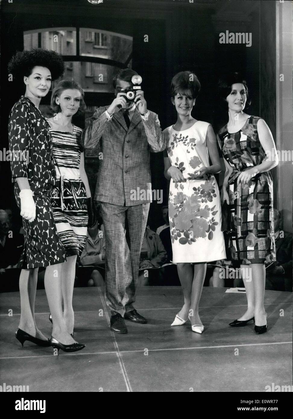 Le 15 novembre 1963 - La Fashion Week d'Amsterdam a présenté les derniers modèles néerlandais pour le printemps et l'été 1964 ce matin dans un hôtel à Paris. De gauche à droite : ''Deauville'' : ensemble en satin de coton imprimé ; ''Paris'' : robe imprimée ; ''Toulouse'' : toile imprimée robe et ''Trouville'' : Robe en satin de coton teintes vibrantes. Banque D'Images