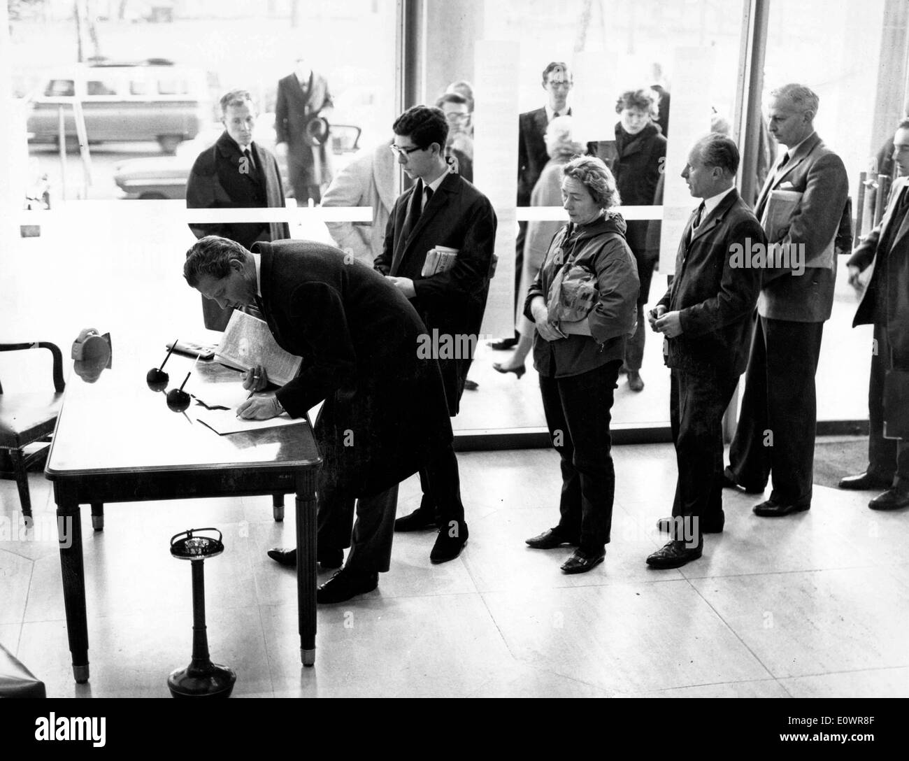 Américains à Londres recevez toute l'actualité de l'assassinat de Kennedy Banque D'Images