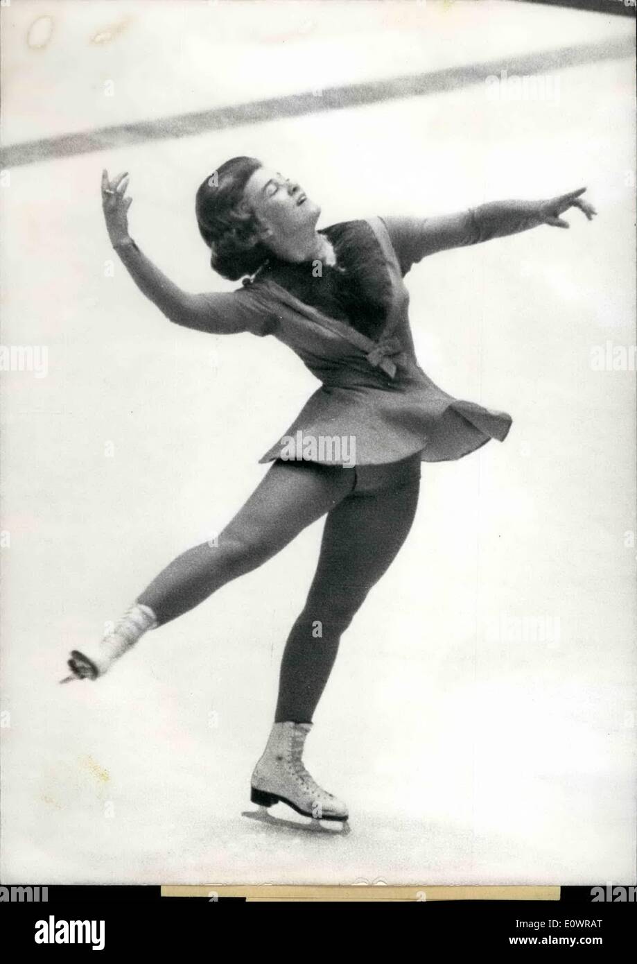 02 février 1964 - Jeux Olympiques d'hiver 1964 à Innsbruck/Australie, le meilleur de patinage artistique du monde a montré Sjoukje Dijkstra avec une note globale de 2'018,5 pour Regine Heitzer (Autriche) et Petra Burka (Canada). Le vainqueur olympique du patinage artistique S. Dijktra (basse terre) par ici la danse. Banque D'Images