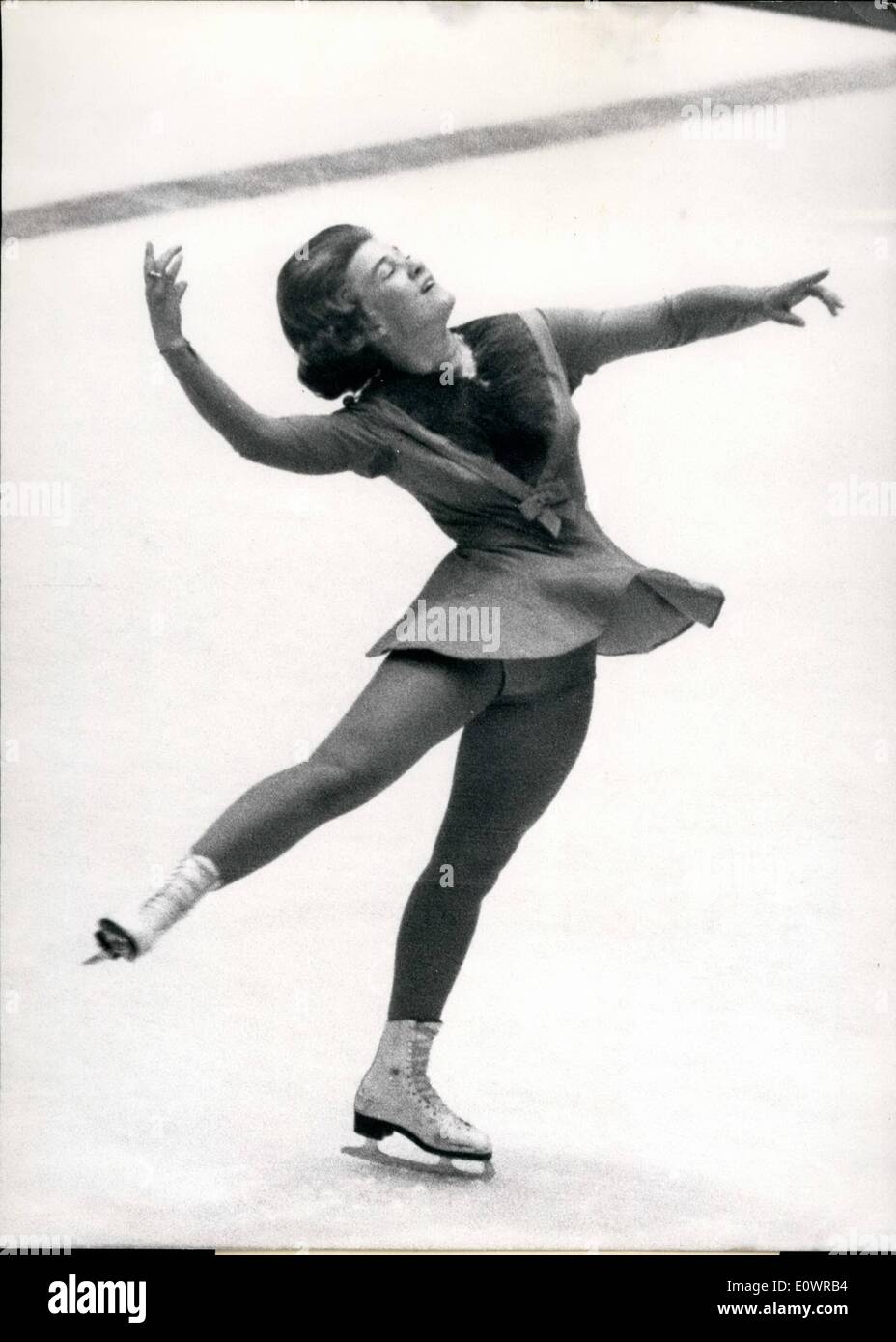 02 février 1964 - Jeux Olympiques d'hiver 1964 à Innsbruck/ Autriche : les meilleurs du monde de patinage artistique : a montré Sjoukje Dijkstra avec une note globale de 2'o 18.5 pour Regine Heitzer (Autriche) et Petra Burka (Canada) l'image montre : le vainqueur olympique de la figure du patinage artistique S. Dijkstra (Nederland) par ici la danse. Banque D'Images
