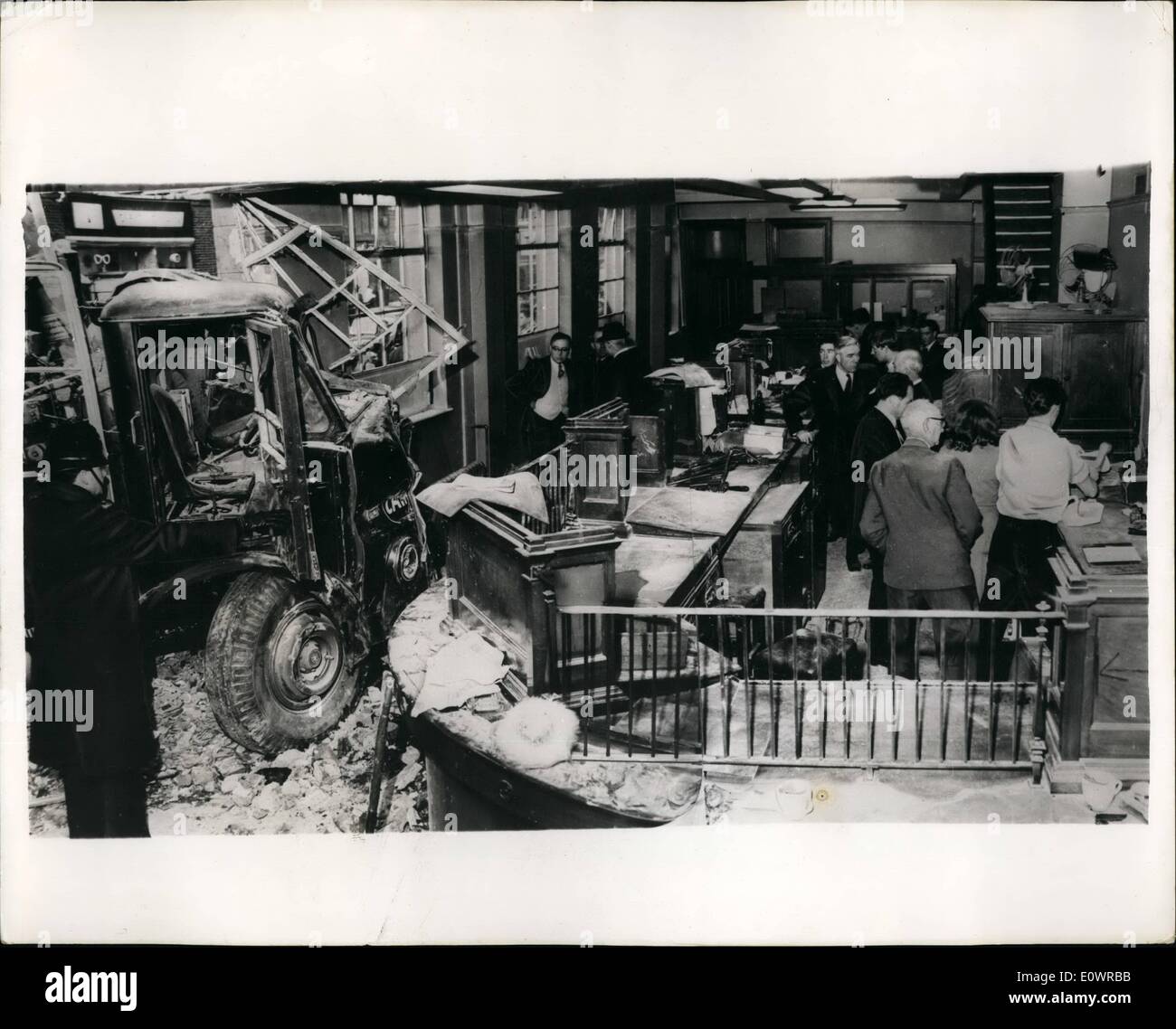 02 février 1964 - décès survenu dans la banque. Hier, un camion lourdement chargé a manqué de contrôle lorsqu'il est échoué sur les freins à air Banque D'Images