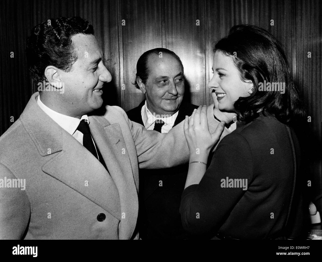 Alberto Sordi, Sandra Milo et Guido Alberti position au Mexique Banque D'Images