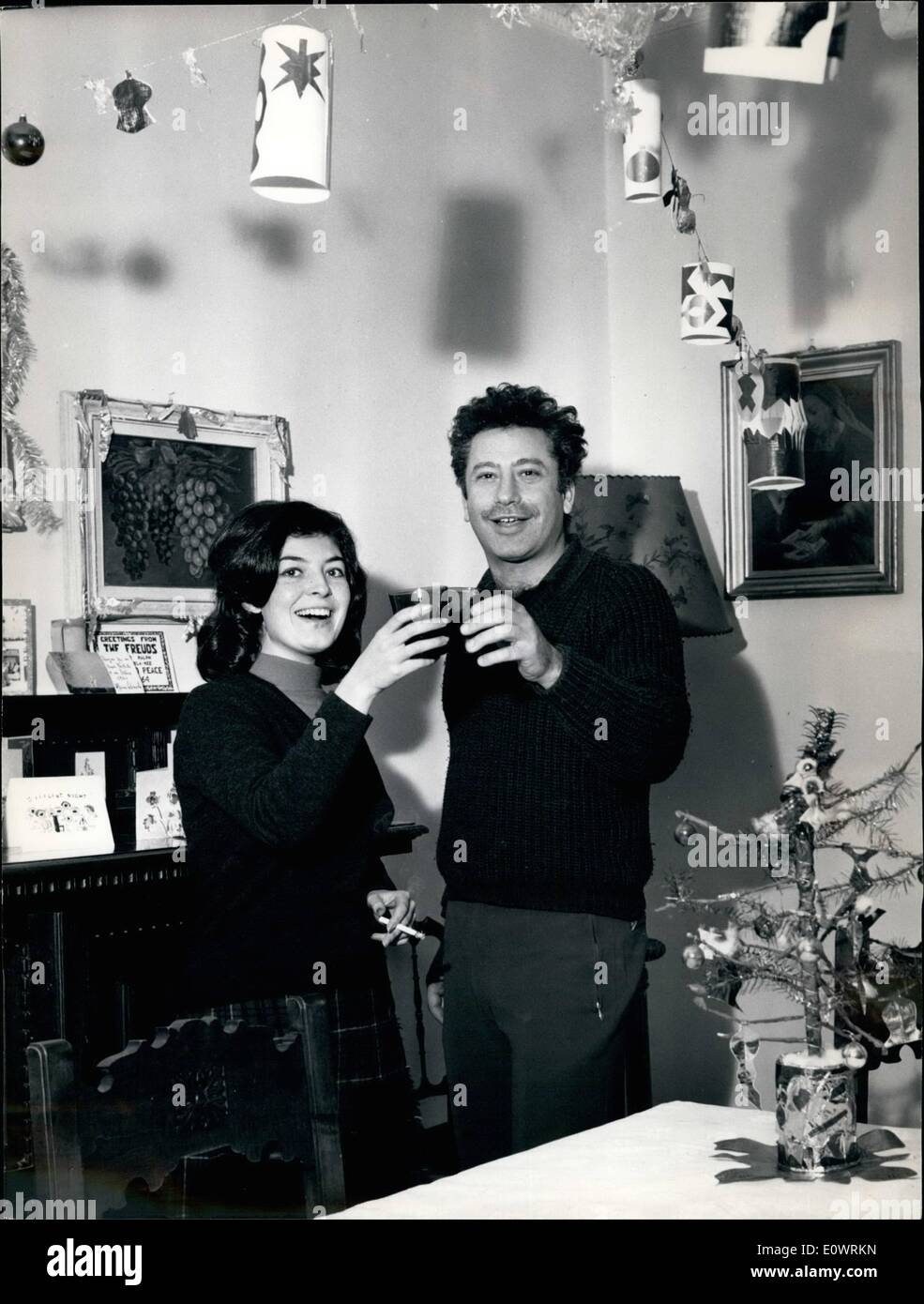 Le 12 décembre 1963 - Frank Wolff, l'Italo-acteur américain qui est devenu l'un des principaux nouveaux acteurs du cinéma italien pour son rôle dans ''processo di Verona'' va attendre la nouvelle année à la maison avec sa jeune épouse. Il souhaite une Bonne et heureuse 1964. Banque D'Images