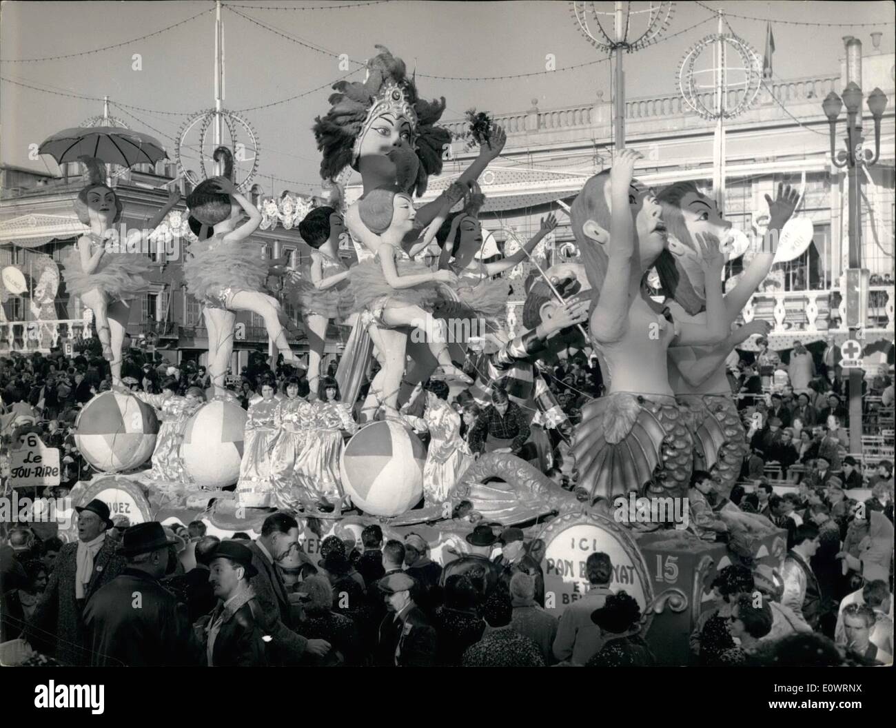02 février 1964 - Le Carnaval de Nice est sur : 140 000 personnes étaient dans les rues de Nice pour assister à la cérémonie marquant l'entrée Banque D'Images