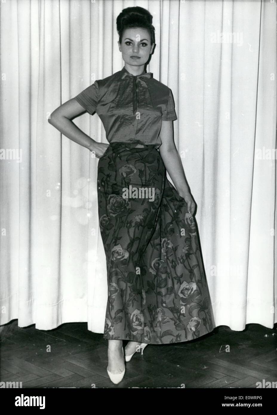 10 févr. 02, 1964 - ''irndl''-dress-parade à Munich : à Munich il y a eu lieu hier (25.2.) une robe-parade de ''irndls'', les costumes bavarois. Sur notre photo est fait preuve d'un ''dirndl'' composé d'une longue jupe, faite de lin imprimé, et un chemisier de soie bleu une très belle combinaison pour tous les jeunes femmes. Banque D'Images 10 févr. 02, 1964 - ''irndl''-dress-parade à Munich : à Munich il y a eu lieu hier (25.2.) une robe-parade de ''irndls'', les costumes bavarois. Sur notre photo est fait preuve d'un ''dirndl'' composé d'une longue jupe, faite de lin imprimé, et un chemisier de soie bleu une très belle combinaison pour tous les jeunes femmes. Banque D'Images
