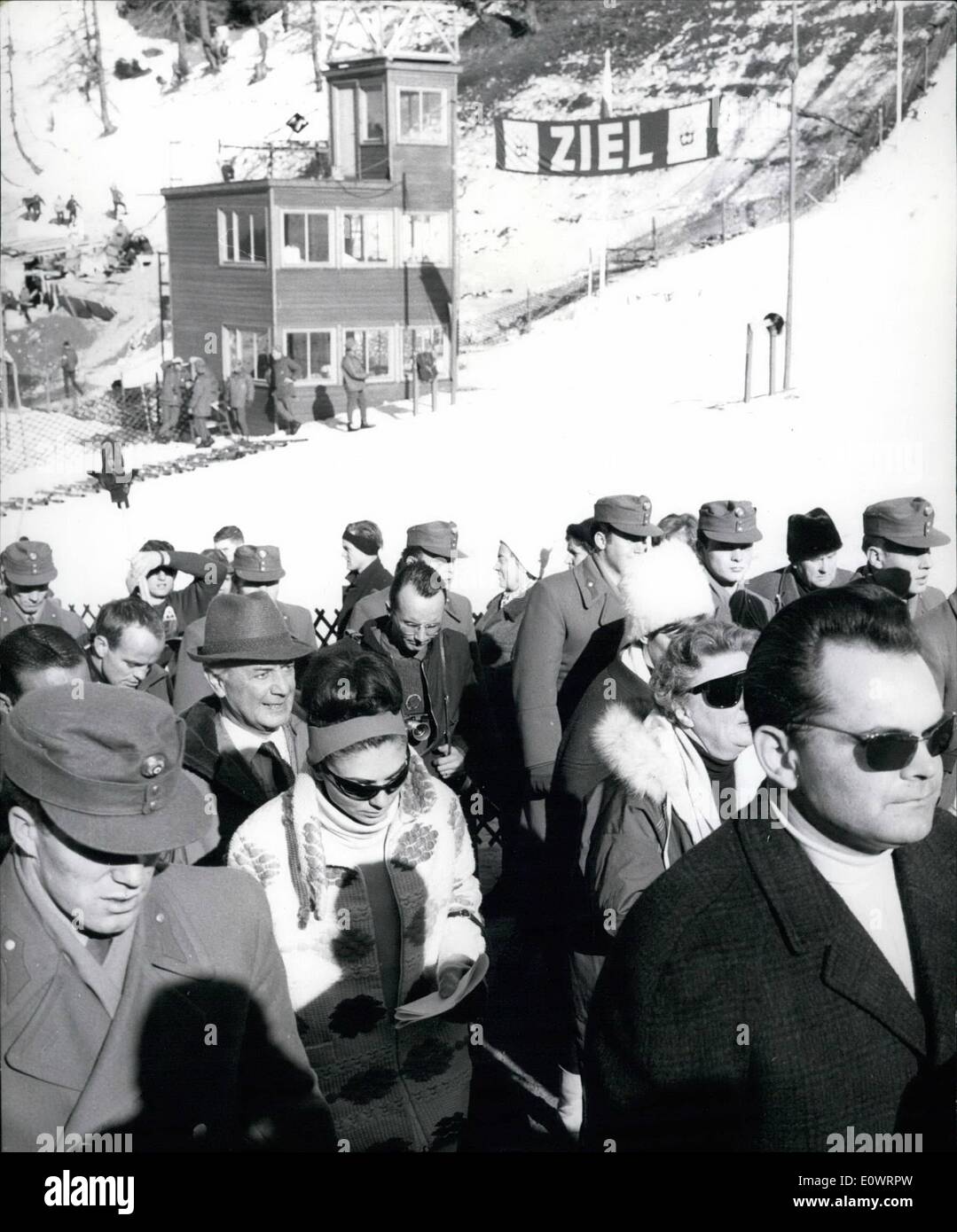02 février 1964 - 9e Jeux Olympiques d'hiver à Innsbruck. L'impératrice Farah Diba et Juliane Reine des Pays-Bas(partiellement cachés sur le côté droit) au stade de ski. Défilé des troupes américaines à l'aéroport de Berlin. Banque D'Images
