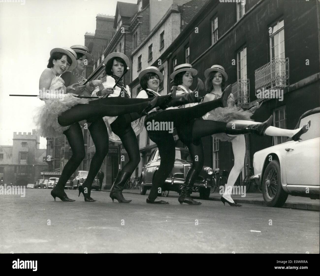 10 févr. 02, 1964 - six très belles filles de l'Université d'Oxford à apparaître en jeu contre la peine capitale : ''accrocher vers le bas de votre tête Banque D'Images
