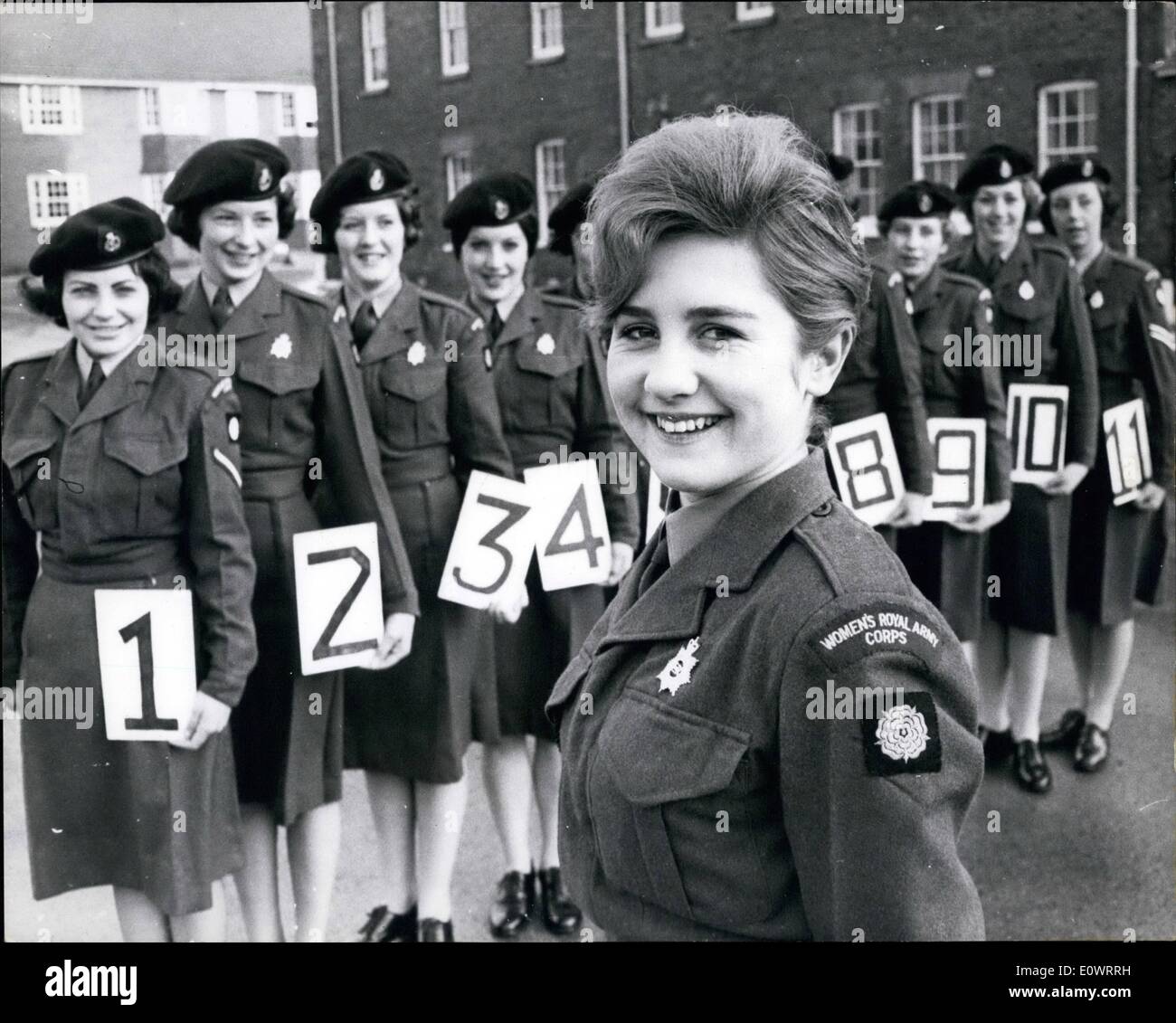 10 févr. 02, 1964 - La ''Pin'''. 17-year-old 417988 Shephard privé M. de la Women's Royal Army Corps a reçu une promotion unique, elle est devenue ''Army Mules fille no1'' deux, quand elle a gagné un concours de beauté de l'armée de 10 autres prétendants qui a été sélectionnée comme la plus jolie fille de soldats dans le Yorkshire. Le concours était organisé par l'W.R.A.C. a vu après leur pin-up photos sur les murs d'une caserne pour hommes, ils ont décidé qu'il était temps de l'image de l'W.R.A Banque D'Images