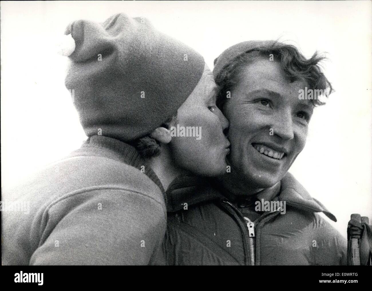 05 février 1964 - Photo de l'Innsbruck 1964 Jeux Olympiques est trois fois médaillée olympique Klavdiyah Boyarskikh obtenir un baiser de ses collègues femme Mekshilo Eudoxie après la victoire de l'ancien dans les 5km de ski de fond. Banque D'Images