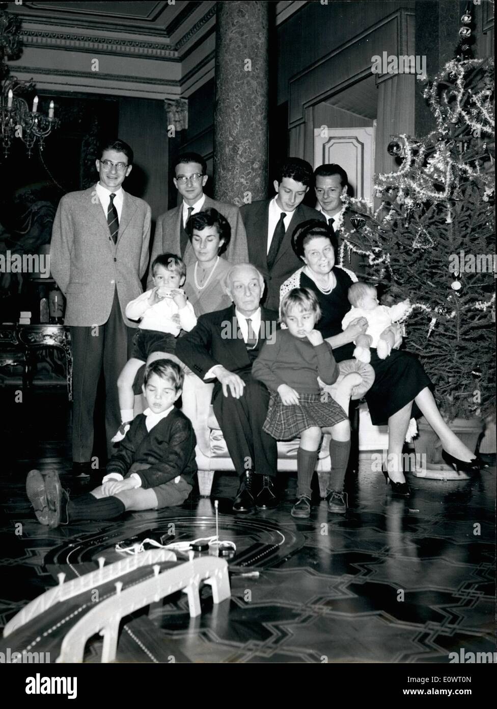 Le 12 décembre 1963 - Président Antonio SEGNI posent avec sa famille dans l'étude-prix au Palais du Quirinal pour les officiels de Noël photo. Les quatre enfants autour de lui et Mme Laura Segni sont les fils de président Segni fils aîné Celestino (premier à droite) Banque D'Images