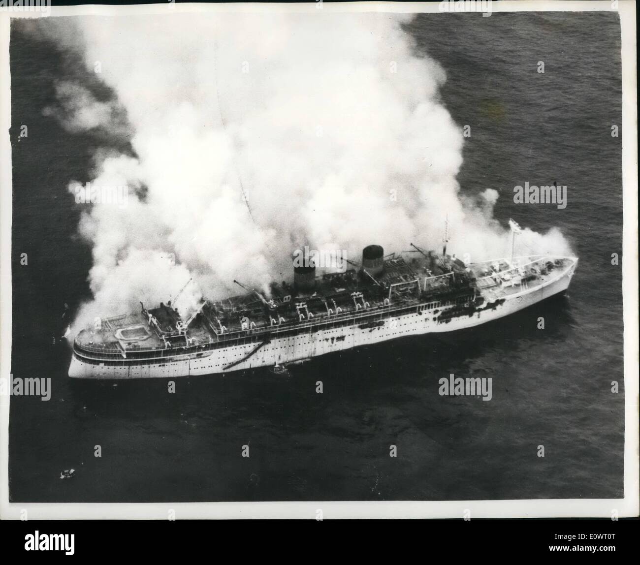 Le 12 décembre 1963 - 919 sauvé de la Laconie : des 1 036 passagers et l'équipage du paquebot de croisière de Noël Lakonia, feu dans l'océan Atlantique, à 180 milles au nord de Madère, 919 ont été sauvés, et 18 sont morts, et 99 sont portées disparues. La plupart des 651 passagers sont britanniques. La photo montre une vue générale de la flamboyante, navires frappés dans l'Atlantique. Banque D'Images