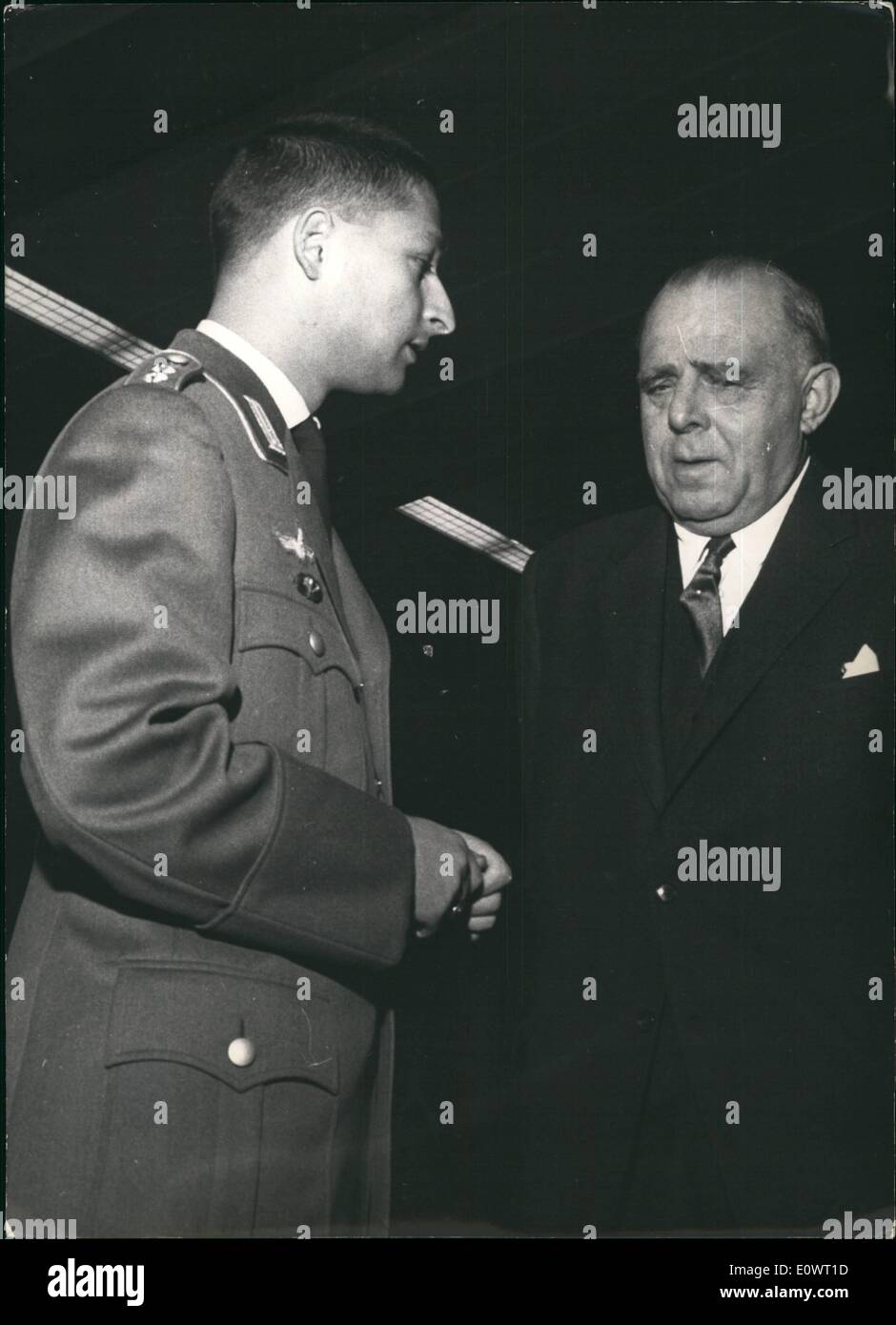 Le 12 décembre 1963 - Instruction d'Para-Trooper Face Cour : Hans Dieter Raub (Hans Dieter Raub), 22 ans, est la première des 11 instructeurs de la Bundeswehr-para-trooper company 6/9 à Nagold qui font face à une cour de Calw, en Allemagne, pour leur comportement illégal et dangereux pour leurs soldats. Leur mode d'instruction est arrivé au public lorsqu'un des soldats s'est effondré et est mort sur une formation de mars. La photo montre le lieutenant Schallwig (Schallwig) avec l'amiral Heye Heye (militaire) Envoyé spécial du Bundestag allemand. Banque D'Images