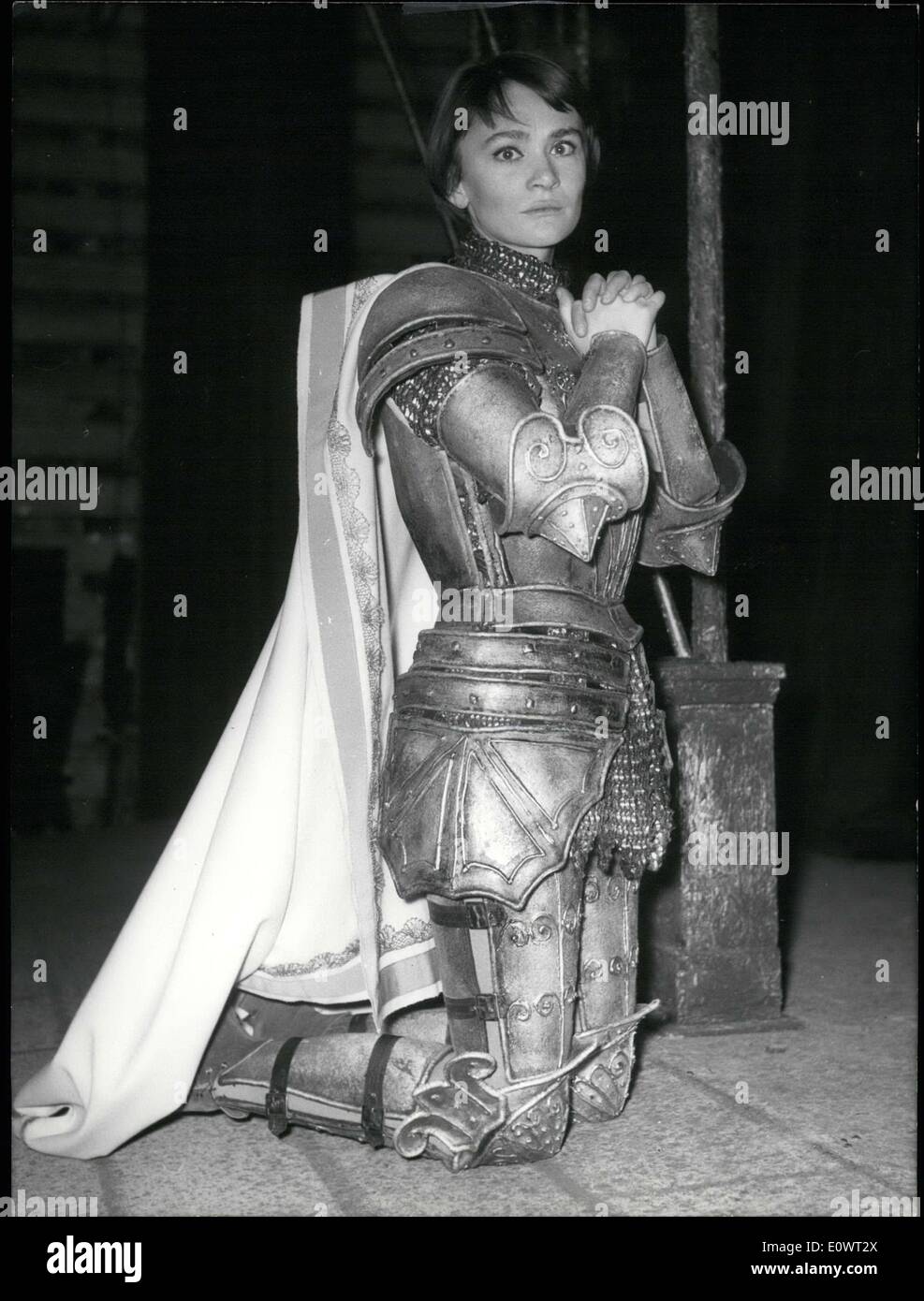 Avril 04, 1964 - Daniele Delorme stars comme Jeanne d'Arc de George Bernard Shaw's ''Saint Joan'' à l'Monparnasse-Gaston Théâtre Bati. Ici elle est habillée dans le costume d'armure qui est composé de 22 pièces différentes et pèse seulement 1.5kg, beaucoup moins que les 30 kg d'une armure de chevalier de l'époque. Banque D'Images