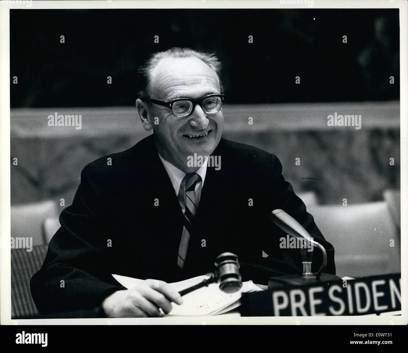 Avril 04, 1964 - Les débats du Conseil de sécurité au Yémen Compaint contre Royaume-Uni : le Conseil de sécurité ce matin a commencé l'examen d'une plainte par le Yémen de la ''agression'' contre son territoire. Des déclarations ont été faites par les représentants du Yémen, du Royaume-Uni, de l'Iraq, de l'URSS et la République arabe unie. Le Président du Conseil de sécurité pour le mois d'avril, M. Jiri Hajek de la Tchécoslovaquie, présider la réunion. Banque D'Images